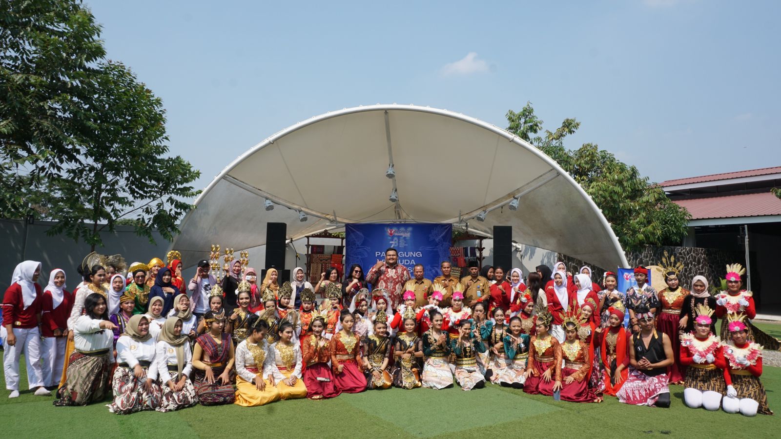 Foto bersama para peserta